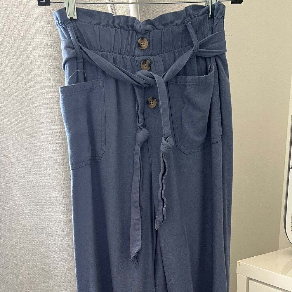 Beautiful blue rayon and linen pants with belt. They are a medium
